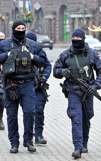 Vermummte Polizisten in der ukrainischen Hauptstadt Kiew