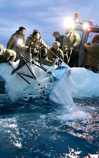 Arbeitskräfte holen Balloonüberreste aus Meer