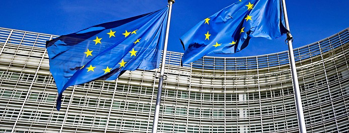 EU-Fahnen vor dem Berlaymont-Gebäude in Brüssel (Belgien)