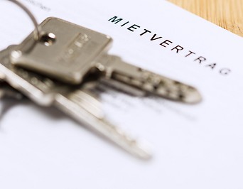 Wohnungsschlüssel auf Mietvertrag