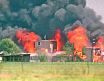 Eine Archivaufnahme aus dem Jahr 1993 zeigt die brennende Unterkunft der Davidianer-Sekte in Waco (US-Bundesstaat Texas)