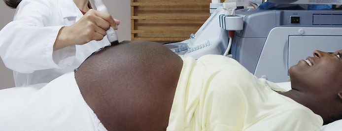 Schwangere Frau beim Ultraschall