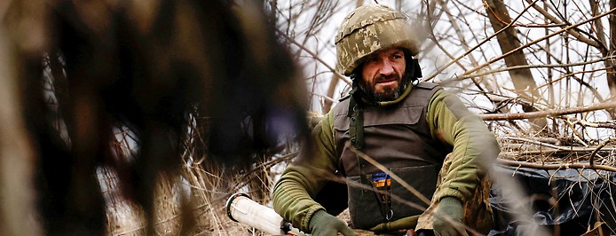 ein ukrainischer Soldat an der Front nahe Bachmut 