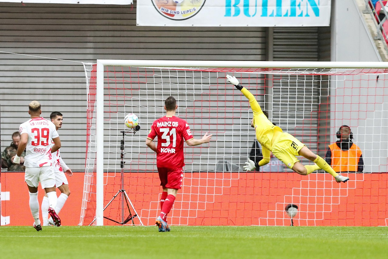 Goal scorer Ludovic Ajorque (FSV Mainz) scores goal