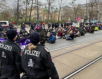 Polizisten und Protestierende