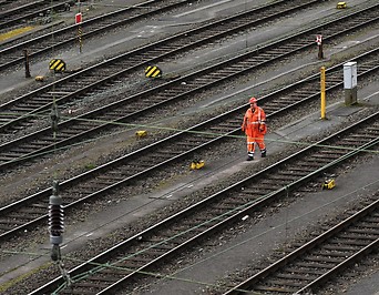 Ein Bahnarbeiter auf den Gleisen in Deutschland