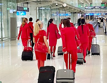 Stewardessen der AUA am Flughafen in Bangkok