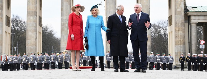 Die deutsche Präsidentengatting Elke Büdenbender, die britische Königin Camilla, König Charles III und der deutsche Präsident Frank-Walter Steinmeier