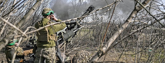 Ukrainische Soldaten schießen in der Nähe von Bachmut eine Haubitze ab