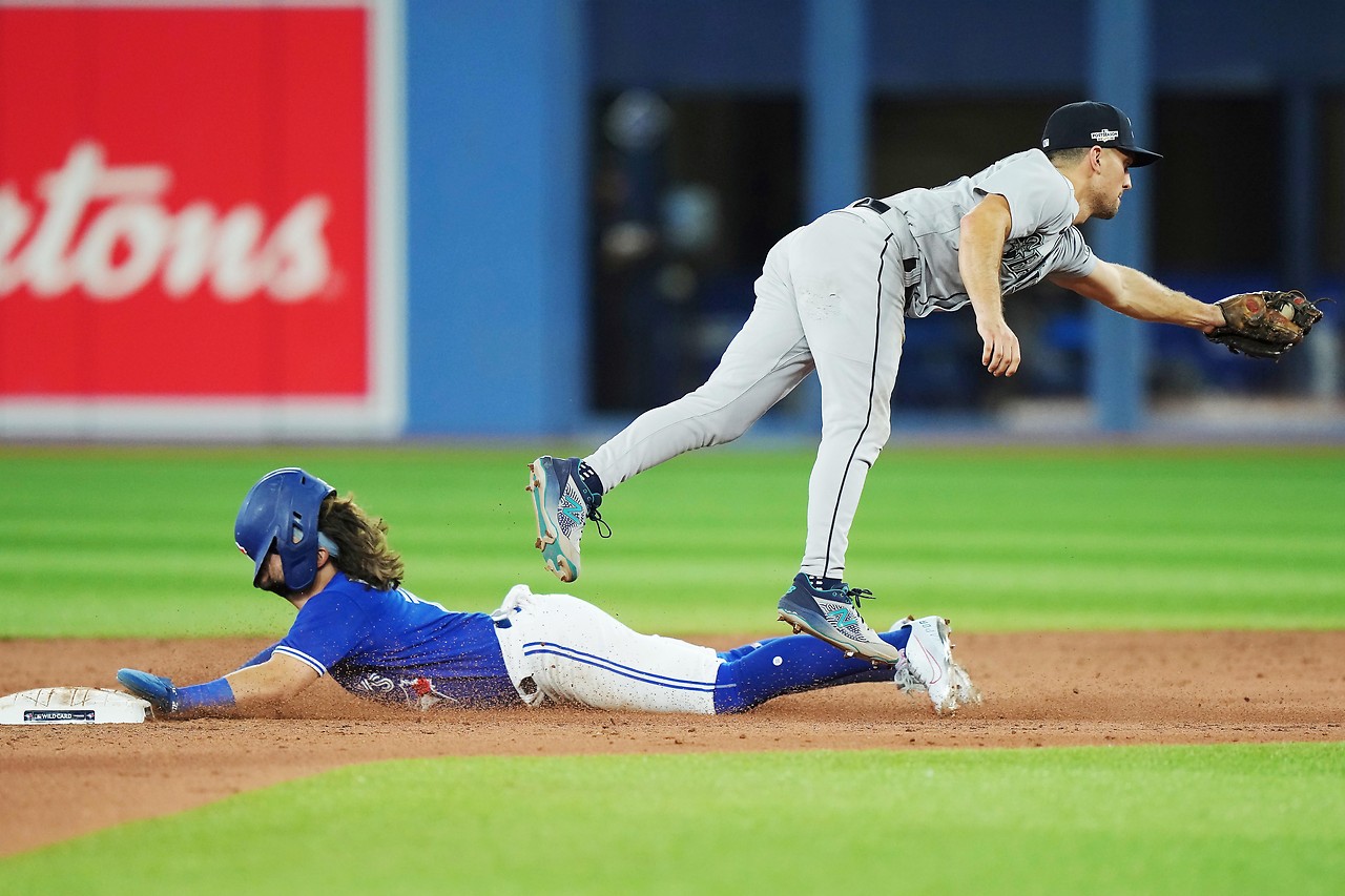 Bo Bichette (Toronto Blue Jays) steals second base for Adam Frazier (Seattle Mariners)