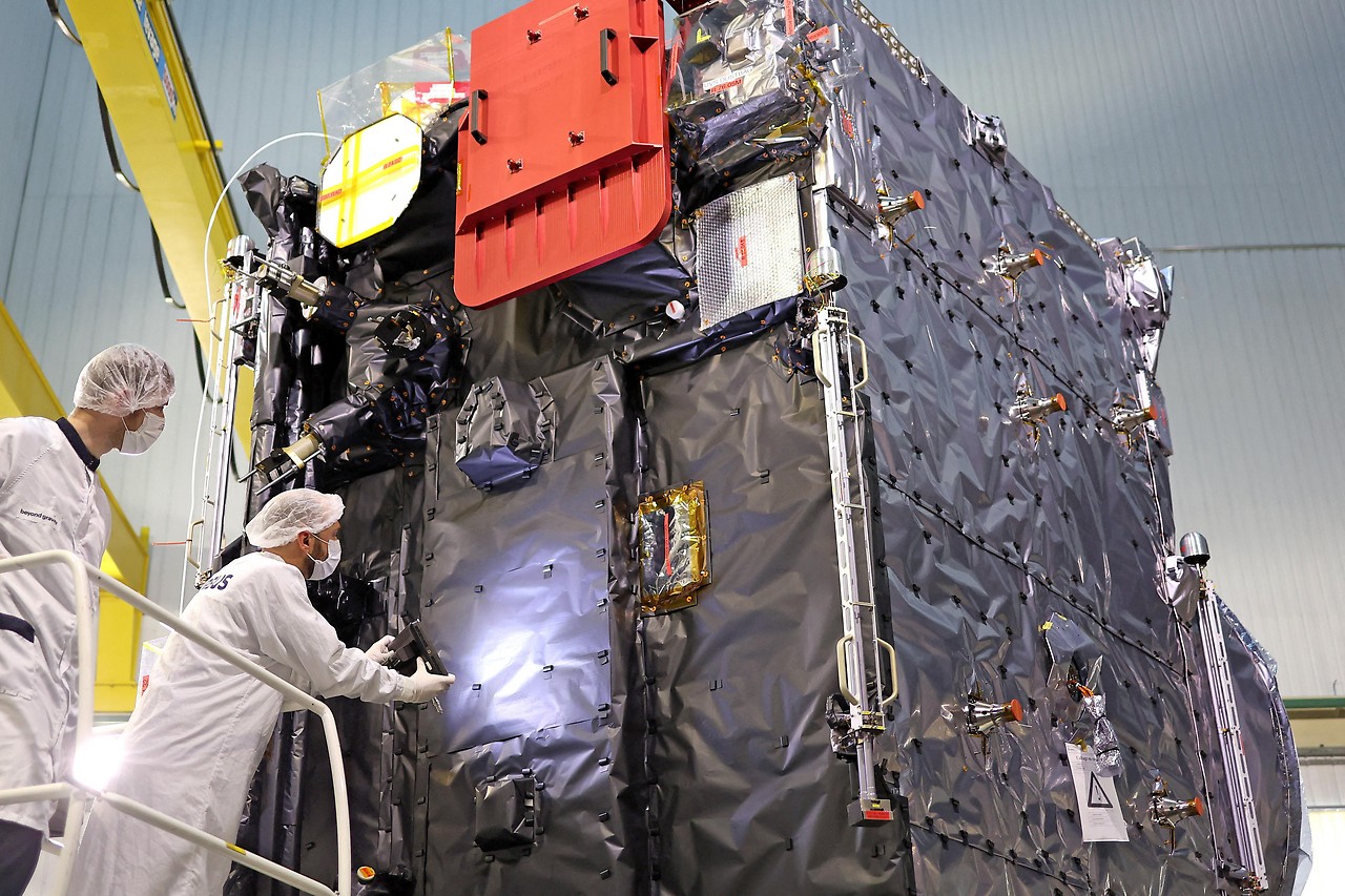 Technicians from the European Space Agency (ESA) work on the JUICE (Jupiter's Icy Moon Explorer) spacecraft. 