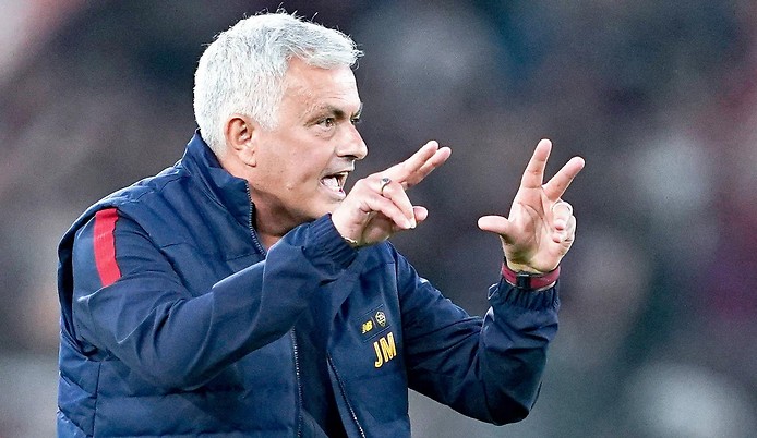 Jose Mourinho (Trainer AS Roma) gestikuliert an der Seitenlinie