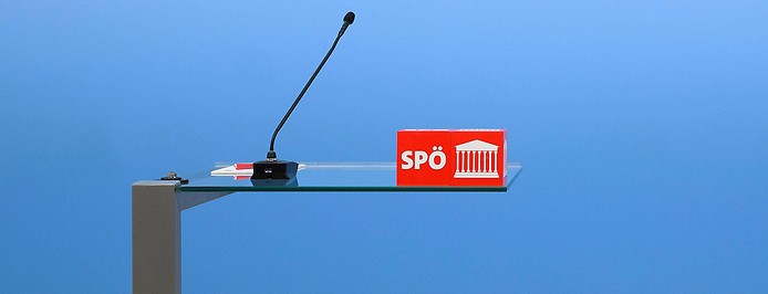 Rednerpult mit SPÖ-Logo