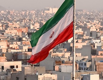 Iranische Fahne über Teheran
