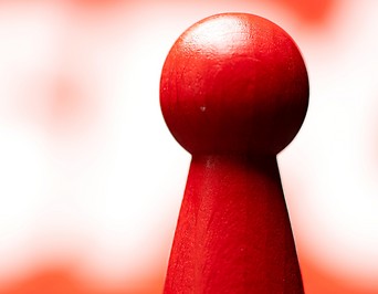 Rote Spielfigur vor SPÖ Logo 