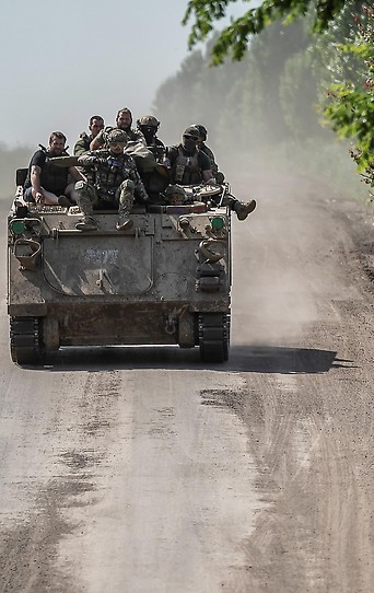 Ukrainische Soldaten auf einem gepanzerten Fahrzeug