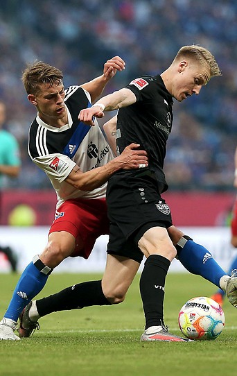Miro Muheim (HSV) gegen Chris Führich (VfB Stuttgart)