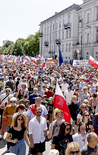 Demonstration gegen den Kurs der rechtsgerichteten polnischen Regierung in Warschau