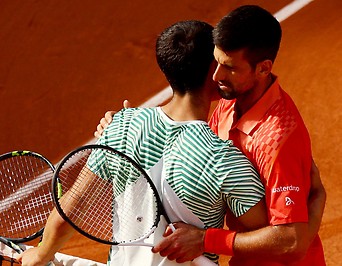 Shakehands von Novak Djokovic (SRB) und Carlos Alcaraz (ESP)