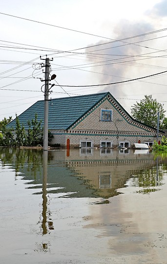 Überflutetes Haus in Nowa Kachowka