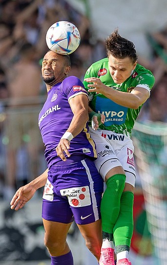 Kopfballduell zwischen Marvin Martins Santos Da Graca (FK Austria Wien) und Lukas Fridrikas (SC Austria Lustenau)