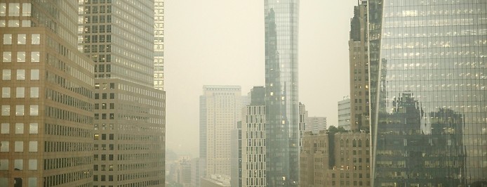 Dunst zwischen Hochhäusern in Manhattan, New York 