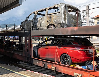 Ausgebrannte Autos auf Eisenbahnwaggon im Bahnhof Innsbruck