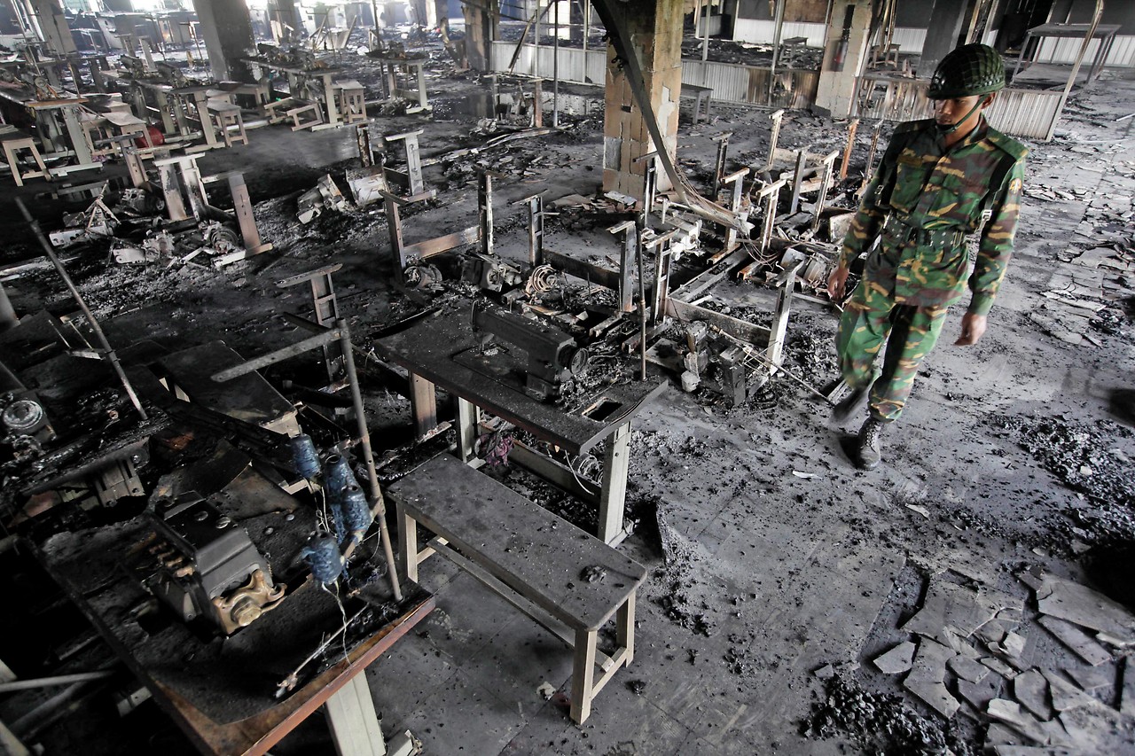 Sebuah pabrik garmen setelah kebakaran di Savar, Bangladesh