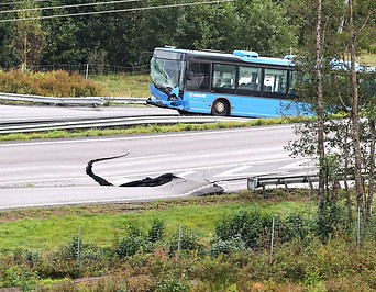Eingesunkener Bus auf der zerstörten Autobahn E6 bei Stenungsund in Schweden