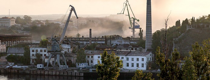 Rauch über einer Werft in Sewastopol