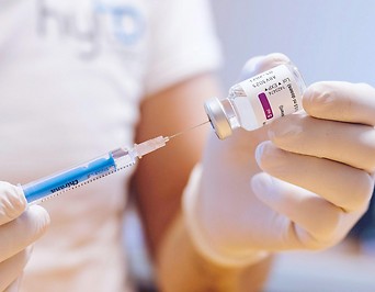 Ein Arzt beim Aufziehen eines Impfstoffes
