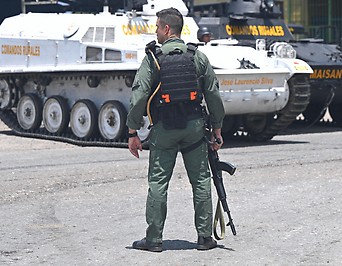 Bewaffnete Panzerfahrzeuge und ein Soldat in der Nähe des Torocon-Gefängnisses in Venezuela