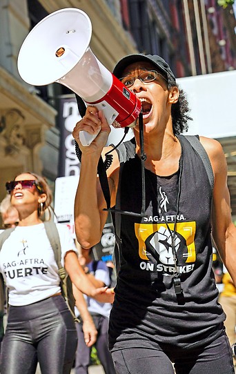 Demonstration der streikenden DrehbuchautorInnen und SchauspielerInnen in New York