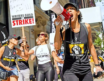 Demonstration der streikenden DrehbuchautorInnen und SchauspielerInnen in New York