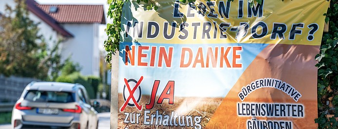 Plakat „Leben im Industriedorf? Nein Danke!“ in Straßkirchen