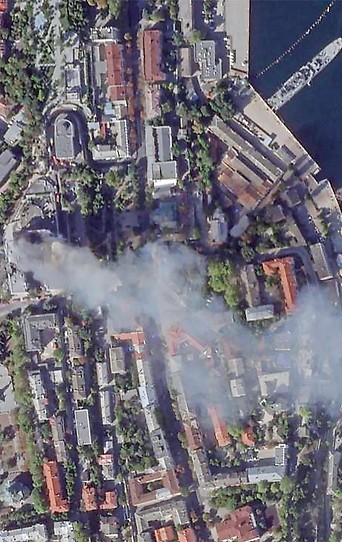 Satellitenbild von Sewastopol mit brennenden Hauptquartier der russischen Schwarzmeerflotte