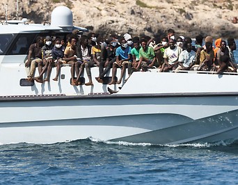 Flüchtlinge auf einem Boot in Lampedusa