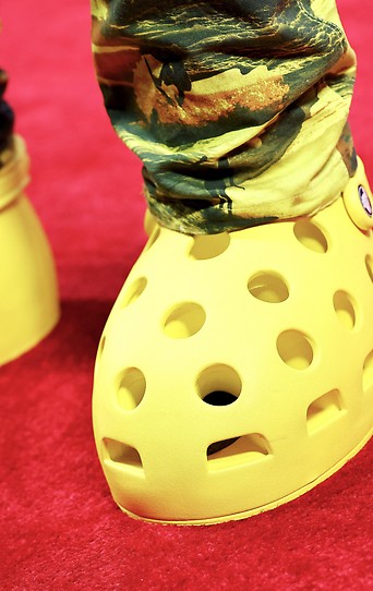 Armani White auf dem NBA 2K24 Event mit riesigen gelben Crocs Schuhen