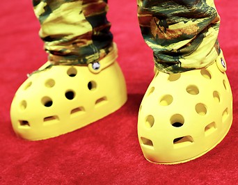 Armani White auf dem NBA 2K24 Event mit riesigen gelben Crocs Schuhen