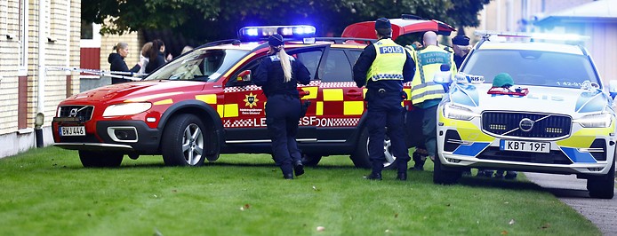 Polizei und Feuerwehr an einem Tatort in der Nähe von Linköping, Schweden