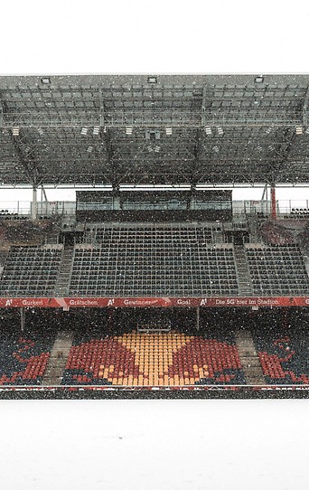 Schnee auf Rasen im Stadion Wals Kleßheim (Red Bull Arena)