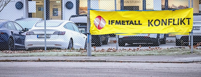 Transparent auf dem Zaun einer Tesla-Filiale in Malmö (Schweden) mit der Aufschrift „IFMetall Konflikt“