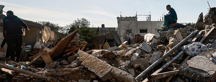 Eine Person sitzt auf den Trümmern eines Gebäudes in Rafah im südlichen Gazastreifen 