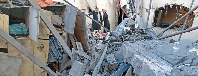 Zwei Frauen in Rafah (Gazastreifen) in den Trümmern eines Hauses 