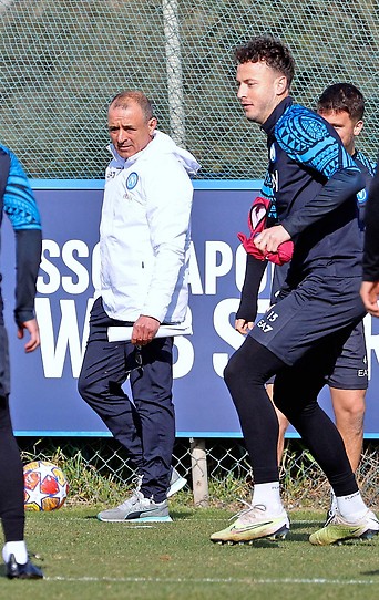 Napoli-Trainer Francesco Calzona mit Spielern während eines Trainings