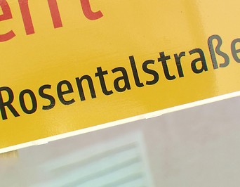 Falsch beschriftetes Umleitungsschild lauter Rosentalstraße