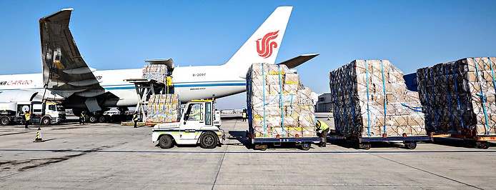 Cargo-Container werden auf dem Flughafen Shenyang in China in ein Flugzeug verladen