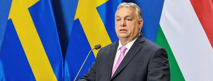 Der ungarische Präsident Viktor Orban vor einer schwedischen Flagge