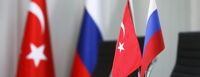 Russische und türkische Flaggen auf Tisch