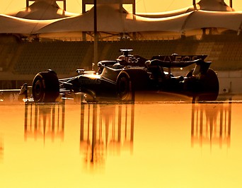 Formel 1 Fahrzeuge auf der Rennstrecke in Bahrain 